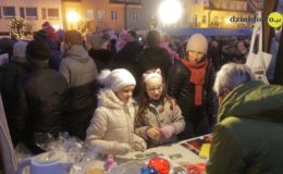 Choinka rozbłysła dziesiątkami światełek