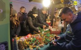 Choinka rozbłysła dziesiątkami światełek