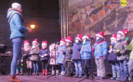 Choinka rozbłysła dziesiątkami światełek