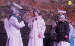 Choinka rozbłysła dziesiątkami światełek