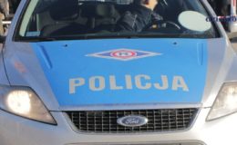 napi policja na masce samochodu