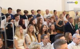 Gimnazjaliści, ósmoklasiści i uczniowie „Jedynki” pożegnali szkołę