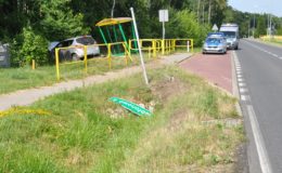 Motorowerzysta uderzył w bmw, a kierujący oplem w przystanek autobusowy [zdjęcia]