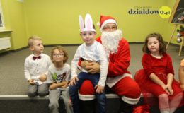 Brzdące na świątecznym spotkaniu z Mikołajem