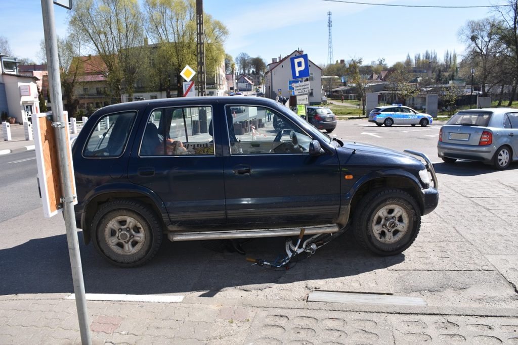 71-latek kierujący samochodem potrącił 72-letniego rowerzystę