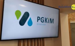 na telewizorze wiszącym na ścianie wyświetlane jest logo PGKiM Działdowo