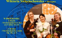 plakat zapraszający na koncert Państwowej Szkoły Muzycznej w Działdowie I stopnia im. Arno Kanta w Działdowie, koncert tria fortepianowego, Kelly Kyungin Nam - fortepian, Weronika Spychalska - wiolonczela, Wiktoria Święciochowska – skrzypce, koncert odbędzie się 16 marca 2022r. o godz. 17.00 w sali koncertowej szkoły ul. Grunwaldzka 3 w Działdowie, na zdjęciu stoją trzy kobiety z instrumentami muzycznymi
