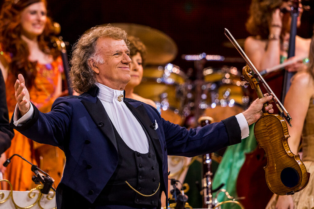 mężczyzna – André Rieu – trzyma w lewej ręce skrzypce