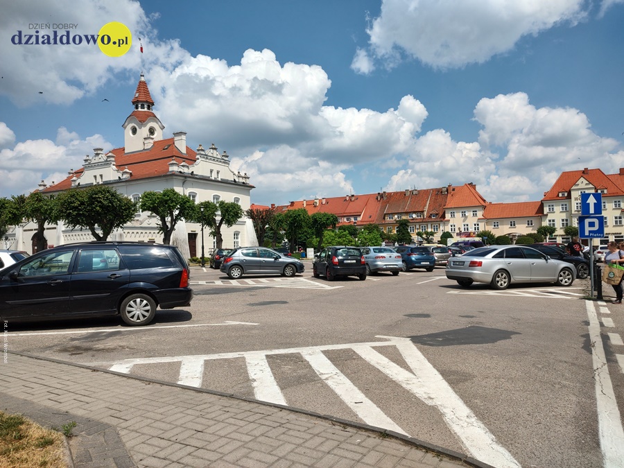 samochody stoją na parkingu przy Placu Mickiewicza w Działdowie