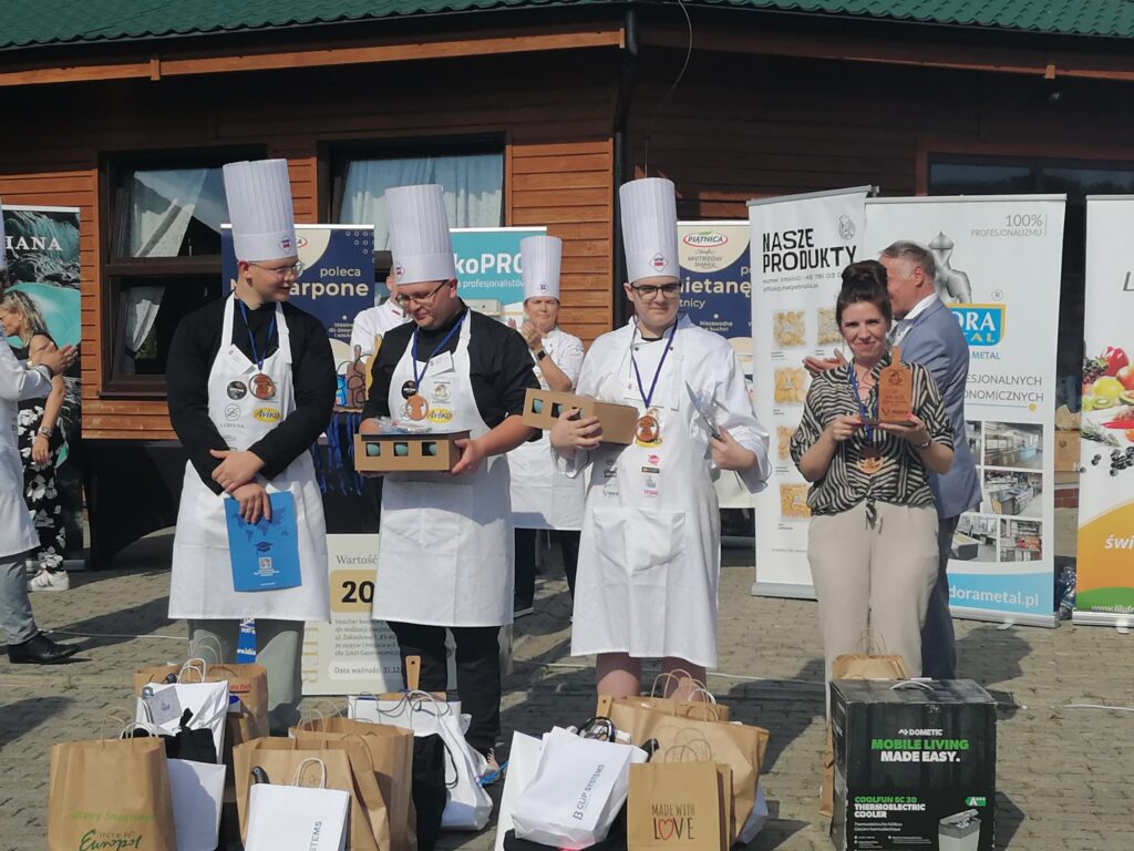 uczniowie z Malinowa wraz z panią Iwoną Szulc odbiera nagrody