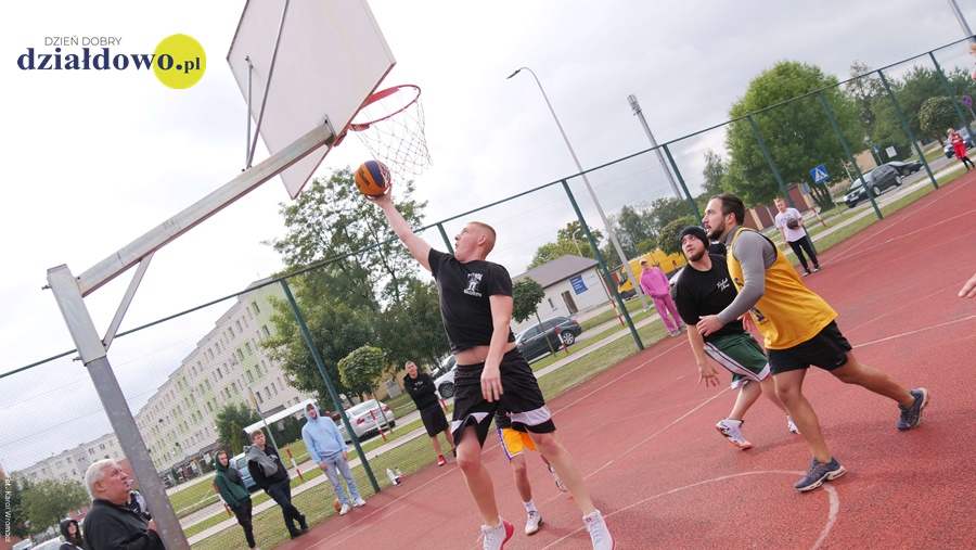 kadr z ubiegłorocznych zawodów, na boisku do koszykówki grają zawodnicy