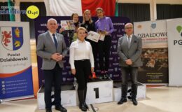 na podium najlepsze panie w kategorii OPEN Patrycja Jasińska, Martyna Konarzewska, Magdalena Schulz-Pietruszka, od lewej stoi burmistrz Działdowa Grzegorz Mrowiński, pani wiceburmistrz Izabela Sokolnicka i przewodniczący Rady Miasta Adam Szczypiński