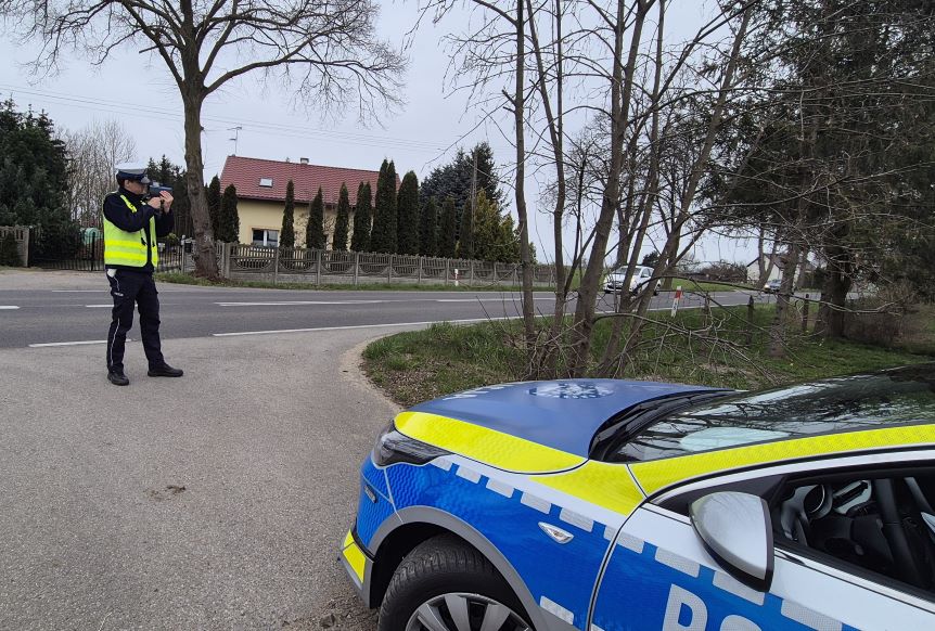 działania "Prędkość" w powiecie działdowskim. Na zdjęciu widać policjanta i radiowóz / fot. policja